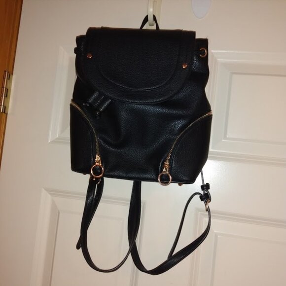 Be Cool: backpack, 2 zip front pocket very roomy also snap inner pocket. - Picture 1 of 6